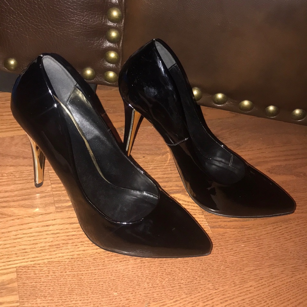 Black patent leather pumps